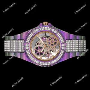Montre à cadran squelette en cristal violet avec engrenages dorés, boîtier coloré, lunette scintillante et design audacieux style street fashion - Product Image 2