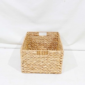 Panier de rangement décoratif tendance en jacinthe d'eau tressée avec poignées - Product Image 3