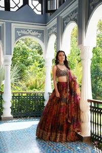 Elegante Lehenga Choli Semisellado de Georgette Sintético con Intrincados Detalles de Hilo y Bordado para Novias y Damas de Honor de la India - Product Image 2
