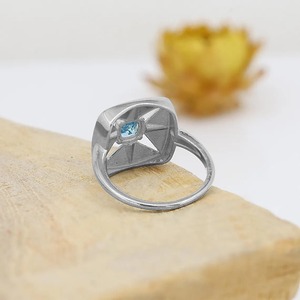 Anillo de plata de ley 925 con topacio azul y cuarzo de 5 mm, corte cojín, engaste de puntas, estilo minimalista, chapado en rodio, para mujer, ideal para regalo. - Product Image 4