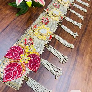 Magnifique suspension murale artisanale traditionnelle de style Toran Zardosi, broderie Bandhanwar, richesse culturelle, avec pompons - Product Image 1