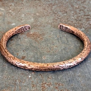 Bracelet manchette en cuivre massif et épais pour homme et femme, style rustique martelé, cadeau pour lui et pour elle - Product Image 4
