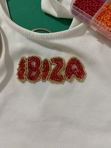 Camiseta de Algodón Hecha a Mano con Diseño de Velero con Cuentas y Detalle de Collar con Ancla - Product Image 6