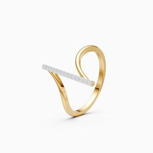 Anillo Kada con Diamante Cultivado en Laboratorio, Elegante Motivo Rectangular, 0.30 Ct, en Oro Amarillo, Blanco y Rosa de 9K - Product Image 3