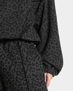 ชุดวอร์มผู้หญิงแบบ 2 ชิ้น สีดำลายเสือดาว ขนาดใหญ่พิเศษ สั่งทำได้ตามต้องการ พร้อมแถบตกแต่ง  ชุดกีฬาระบายอากาศได้ดี - Product Image 6