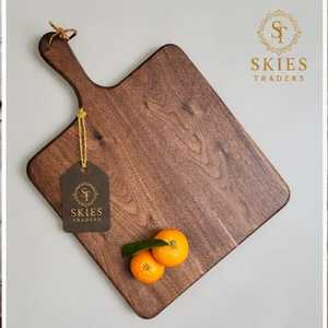 Tabla de cortar grande cuadrada de madera de nogal con asa para carne, frutas, queso y como plato para servir. - Product Image 1