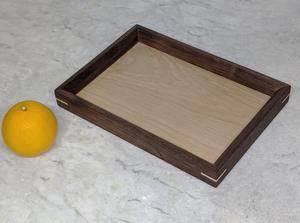 Bandeja de Servir de Madera Maciza de Nogal Negro y Roble Blanco - Portátil para Cocina y Escritorio - Product Image 3