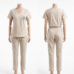 Conjunto de Uniformes Médicos para Mujer, Estampado, 180 GSM, Tela de Polialgodón Premium, Color Beige, Logotipo Bordado, Sublimación Personalizada, OEM, ODM - Product Image 1