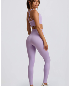 Ensemble de yoga et fitness pour femme avec soutien-gorge à bretelles croisées, legging court au-dessus du genou, motif uni, respirant, en côtelé, spandex et polyester - Product Image 5