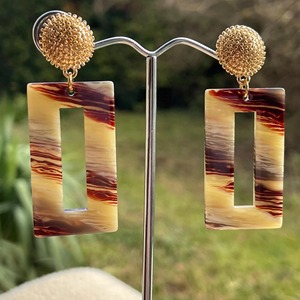 Pendientes de Resina de Moda con Diseño Rectangular Recortado, Patrón Marbrado Marrón Crema y Cuentas Doradas - Product Image 5