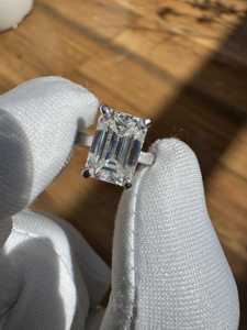 Anillo de Moissanita con Corte Esmeralda: Solitario de 2 Quilates, Oro Sólido o Plata - Product Image 2