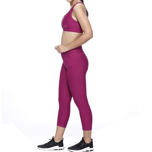 Conjunto de Yoga de 2 Piezas para Mujer al por Mayor: Top Corto de Tirantes Cruzados de Color Liso y Leggings de Cintura Alta hasta la Pantorrilla, Elásticos para Entrenamiento - Product Image 3