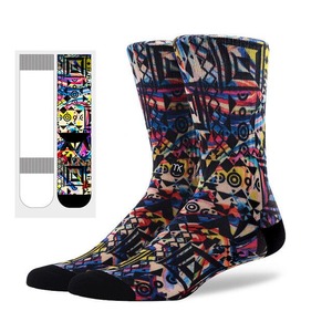 Chaussettes de basketball personnalisées en gros pour hommes, de haute qualité, avec logo brodé sur le revers, en tricot uni, broderie OEM de designer - Product Image 1