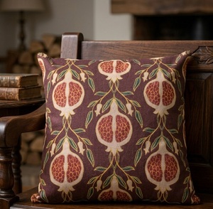 Taie d'oreiller traditionnelle de style William Morris à motif botanique, avec des motifs de fruits et de feuillage ornés, livraison rapide 18X18 - Product Image 3