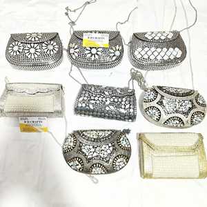 Sac de soirée élégant en émail dur de style moderne, authentique, fabriqué en Inde - Product Image 1