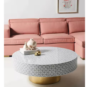 Mesa de centro redonda con incrustaciones de hueso negro que exhibe delicados motivos de hojas de vid blancas sobre una base de madera oscura con patas cruzadas. A precio de mayorista. - Product Image 6
