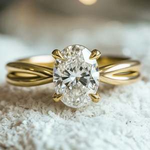 Anillo de Compromiso y Boda de Plata de Ley 925 con Moissanita de Corte Ovalado, Chapado en Oro, Anillo Brillante y Elegante - Product Image 1