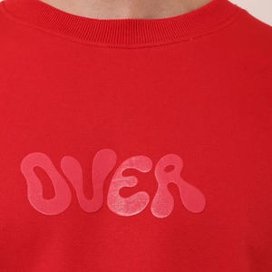 เสื้อยืดโอเวอร์ไซส์สีแดง คอวี แขนยาว พิมพ์ลายพัฟฟ์ ดีไซน์คัลเลอร์บล็อก ผ้าโพลีเอสเตอร์ระบายอากาศได้ดี ทรงหลวม ใส่ได้ทั้งผู้ชายและผู้หญิง - Product Image 4