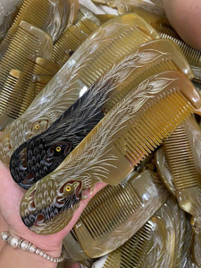 Peigne traditionnel en corne de bœuf, accessoire de soin des cheveux antistatique, fabriqué à la main, pour la relaxation du cuir chevelu, conception à dents fines pour un toilettage en douceur - Product Image 5