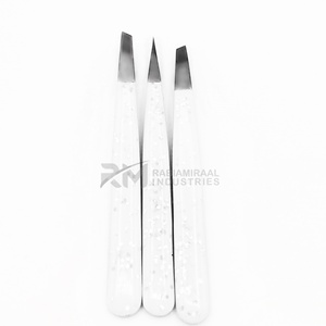 Pinza para cejas RMI con punta de acero inoxidable en ángulo y puntiaguda, con recubrimiento blanco brillante y punta de plasma negra. - Product Image 2
