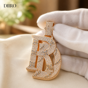 Colgante de Letra con Diamante de Corte Redondo, Chapado en Oro Amarillo de 18K, Moissanita con Micro Pavé, Colgantes Unisex - Product Image 1