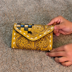 Hermosos y atractivos tarjeteros pequeños de cuero genuino con diseño floral tallado a mano y patrón a cuadros en amarillo y negro. - Product Image 1