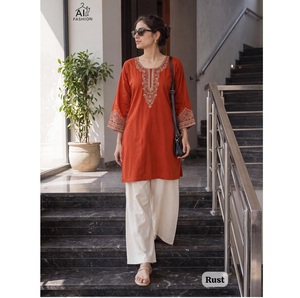Ensemble coordonné élégant pour femmes avec haut et bas tendance pour un look décontracté, de fête et de tous les jours. - Product Image 1