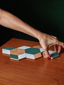 Ensemble de 4 sous-verres ronds de luxe faits à la main en bois et résine multicolores, accessoire de cuisine pour la maison, les hôtels et les centres de villégiature - Product Image 5