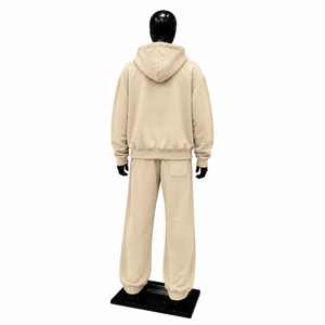 Ensemble de survêtement graphique beige pour homme : sweat à capuche zippé et pantalon de jogging large – Collection streetwear premium avec patch brodé - Product Image 2