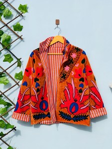 Chaqueta de terciopelo Suzani hecha a mano de lujo para mujer, abrigo artesanal floral bordado estilo bohemio, ideal para festivales. - Product Image 3