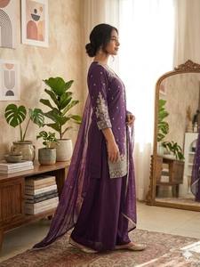 Nuevo Conjunto de Seda Romana Pesada Reversible, Elástico y Sin Arrugas, con Bordado y Lentejuelas para Boda y Diwali, Top y Pantalón con Dupatta - Product Image 6