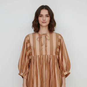 เดรสสั้นทรงเอไลน์ลายดอกไม้สีน้ำตาลเบจ ผ้าฝ้าย 100% สไตล์โบฮีเมียนสำหรับผู้หญิง เอวธรรมชาติ ระบายอากาศได้ดี เนื้อผ้านุ่ม ทำมือ สวมใส่สบายๆ ในวันสบายๆ แขน 3/4 - Product Image 1