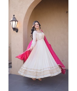 Vestido Anarkali Tradicional Indio con Bordado Zari, Elegante, para Fiestas y Bodas, Ropa de Gala para Mujer - Product Image 1