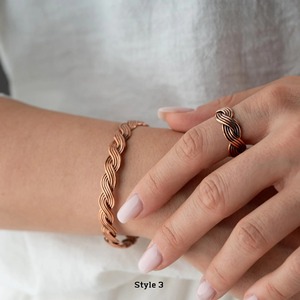 กำไลทองแดงแท้ทำมือ ดีไซน์เก๋ ปรับขนาดได้ สำหรับผู้หญิง ดีไซน์สวยงาม กำไลแบบซ้อนได้ ทำมือโดยดีไซเนอร์ - Product Image 1