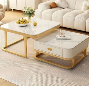 Mesa de centro cuadrada de dos niveles con tablero de mármol blanco y estante inferior, con patas de metal dorado curvas e intersecantes, venta al por mayor. - Product Image 2