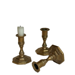 Support de bougie en métal or rose avec sphère sur pied, bougeoir moderne en cuivre pour la décoration intérieure et l'aménagement esthétique - Product Image 3