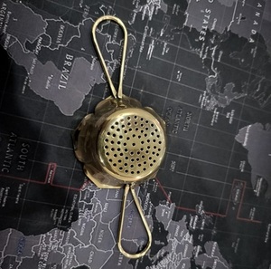 ที่กรองชาทองเหลืองทำมือระดับพรีเมียม พร้อมหูจับคู่เคลือบทอง ที่กรองชาใบแบบหรูหรา ทนทาน อุปกรณ์ครัวสุดหรู ใช้เสิร์ฟอย่างสง่างาม - Product Image 2