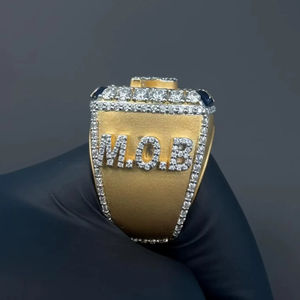 Anillo de Diamantes de Lujo para Raperos, Plata de Ley 925 y Chapado en Oro de 14K, Letra de Campeonato con Diamantes VVS, Certificado IGI - Product Image 3