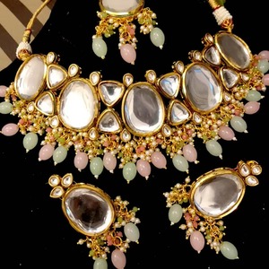 Vibrante conjunto de collar con diseño floral de piedras multicolor afganas, con cristal rectangular de esmeralda, rubí y amatista. - Product Image 3