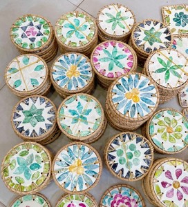 Posavasos Redondo de Ratán Hecho a Mano por Kristen Nguyen de BLUE LOTUS, con Madreperla, para Decoración del Hogar - Product Image 2