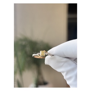 Bague de fiançailles en diamant de laboratoire taille coussin style antique 0,80 ct, inspirée du vintage, avec accent marquise serti à griffes, bijoux fins 14 carats - Product Image 5