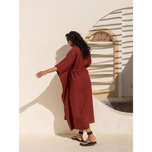 Vestido Midi Bohemio de Lino y Algodón Rojo Óxido, Cintura Ajustable, Corte Holgado, Estilo Veraniego Informal - Product Image 4