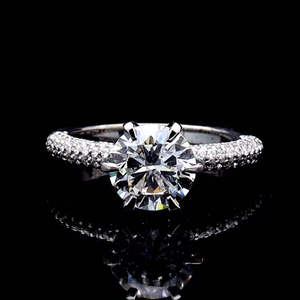 Bague de fiançailles solitaire en diamant de laboratoire, or blanc 14 carats, accent de pierres pavées sur les côtés, bijoux de mariage classiques - Product Image 1