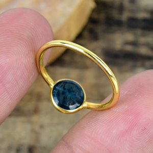 Anillo de Zafiro Azul Natural de 5mm, Gema Redonda, Oro de 18k sobre Plata de Ley 925 - Product Image 3
