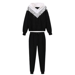 ชุดเซ็ตเสื้อครอปและกางเกงขาสั้นถักนิตติ้งลำลองสำหรับฤดูร้อนสำหรับผู้หญิง พร้อมลายปักและงานปะติด - Product Image 1