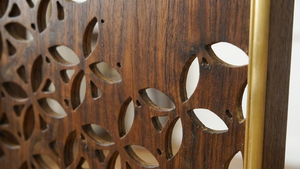 Grand miroir mural en bois moderne avec cadre décoratif à motifs en feuille d'or pour l'entrée de la maison/le salon - Product Image 3