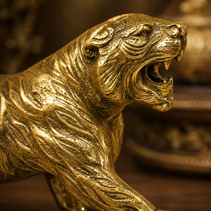 Sculpture de panthère en métal finition or de luxe avec détails de fourrure gravés et design de bouche ouverte féroce, chat sauvage décoratif - Product Image 3