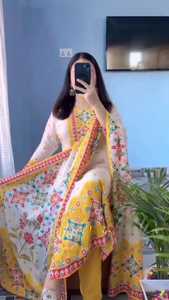 Conjunto de Salwar Kameez Tradicional de Muselina de 3 Piezas, Listo para Usar, Anarkali Kurta Pant, Vestido Largo con Estampados Florales Vibrantes, Poliéster de Secado Rápido - Product Image 1