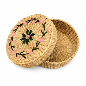 Cesta Redonda de Hierba Natural con Tapa, Bordado Floral, Cesta Organizadora Hecha a Mano - Product Image 2