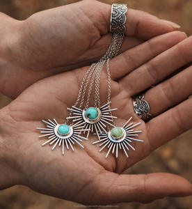 Collar Artesanal de Turquesa Sonora con Diseño de Sol, Joyería Vintage del Suroeste, Estilo Boho Chic, Colgante con Bisel de Plata de Ley y Baño de Rodio - Product Image 3
